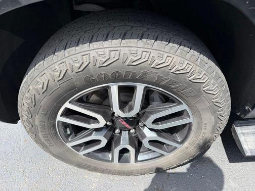 Onyx Black 2023 GMC Yukon 4WD AT4