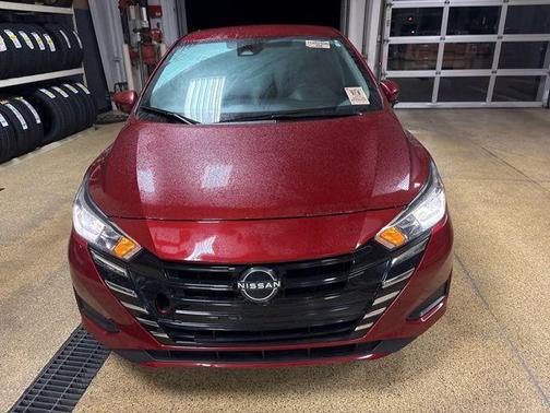 Scarlet Ember Tintcoat 2024 Nissan Versa 1.6 SV