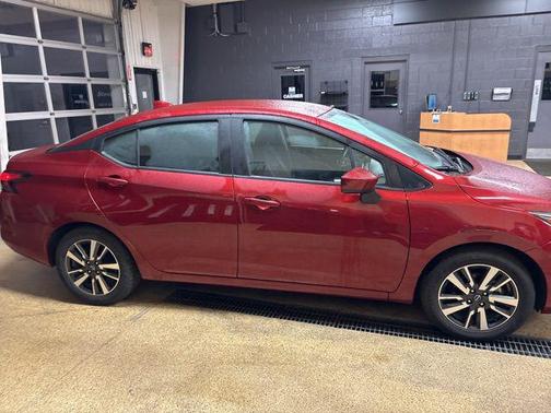 Scarlet Ember Tintcoat 2024 Nissan Versa 1.6 SV