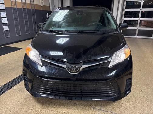 2018 Toyota Sienna LE