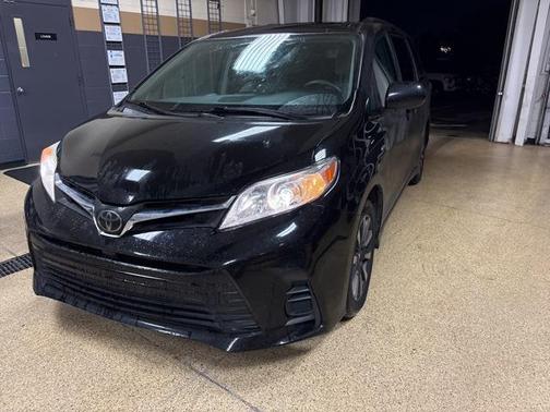 2018 Toyota Sienna LE