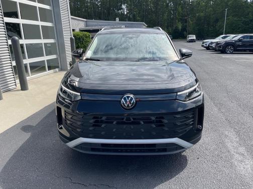 Deep Black Pearl Effect 2025 Volkswagen Tiguan 2.0T S