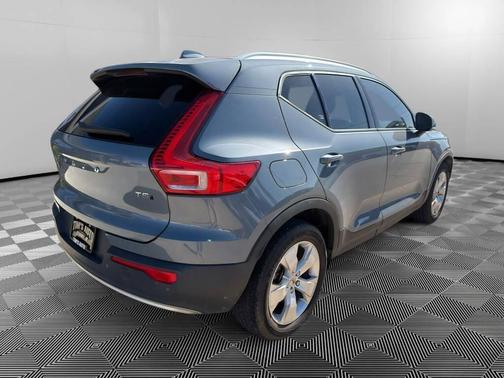 Gray 2021 Volvo XC40 T5 Momentum