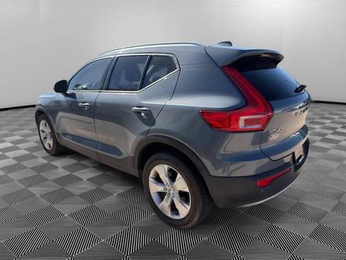 Gray 2021 Volvo XC40 T5 Momentum
