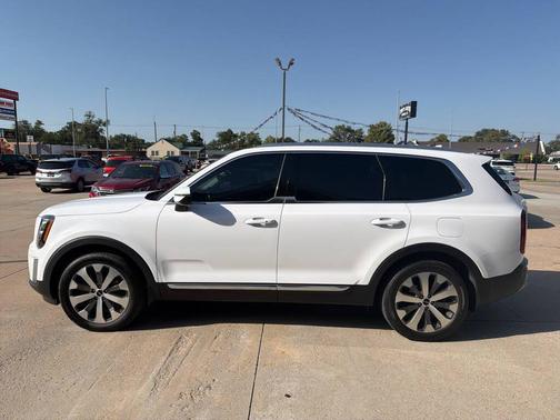 White 2022 Kia Telluride EX