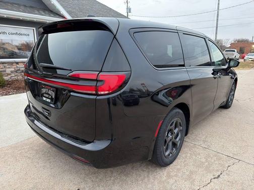2022 Chrysler Pacifica Hybrid Touring L