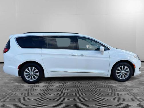 White 2017 Chrysler Pacifica Touring-L