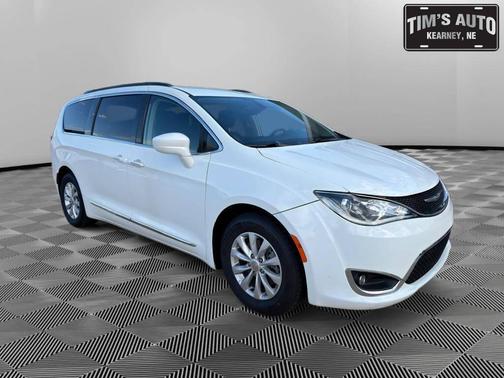 White 2017 Chrysler Pacifica Touring-L