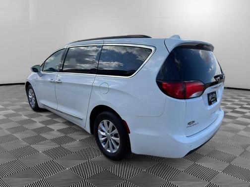 White 2017 Chrysler Pacifica Touring-L