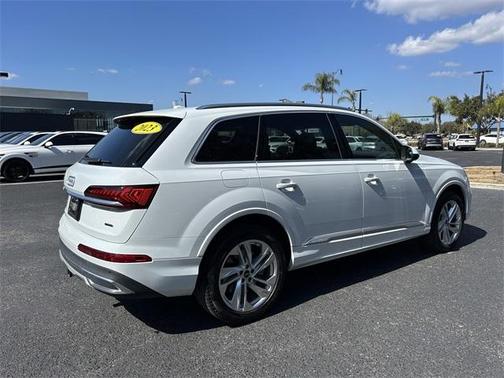 2023 Audi Q7 45 Premium