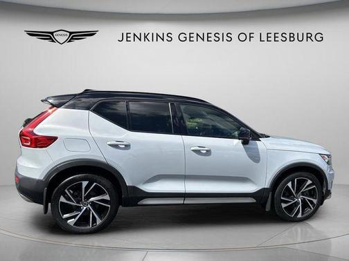 Glacier Silver Metallic 2022 Volvo XC40 T5 R-Design