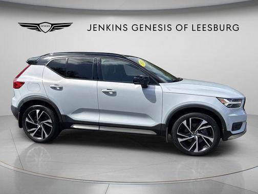 Glacier Silver Metallic 2022 Volvo XC40 T5 R-Design