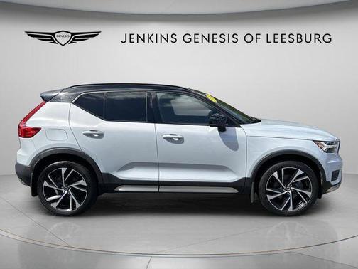 Glacier Silver Metallic 2022 Volvo XC40 T5 R-Design