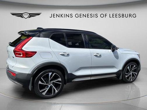 Glacier Silver Metallic 2022 Volvo XC40 T5 R-Design