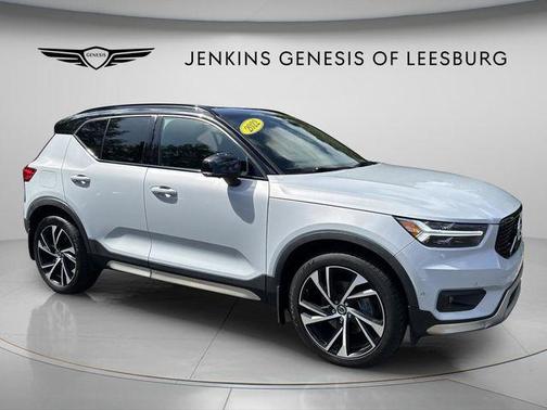 Glacier Silver Metallic 2022 Volvo XC40 T5 R-Design