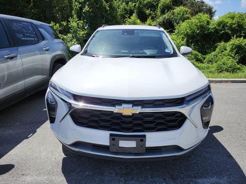 Summit White 2025 Chevrolet Trax LT
