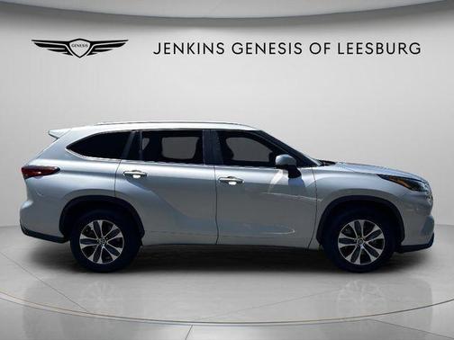Celestial Silver Metallic 2023 Toyota Highlander XLE