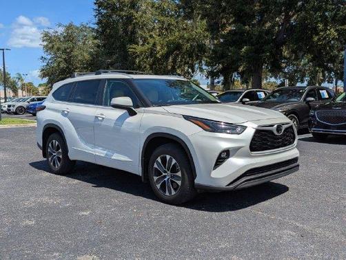 Pearl 2024 Toyota Highlander XLE