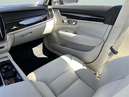 2017 Volvo S90 T6 Momentum