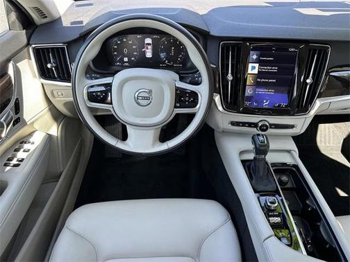 2017 Volvo S90 T6 Momentum