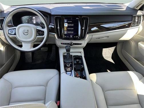 2017 Volvo S90 T6 Momentum