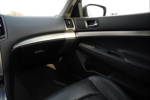 2015 INFINITI Q40 Base