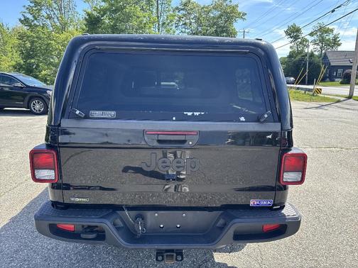 Black 2022 Jeep Gladiator Sport