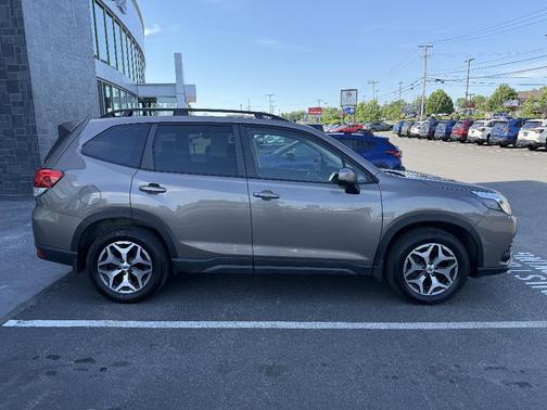 Brilliant Bronze Metallic 2023 Subaru Forester Premium