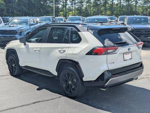 Blizzard Pearl/Midnight Black Metallic 2022 Toyota RAV4 Hybrid SE