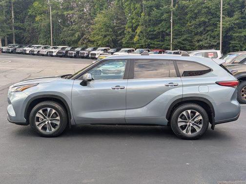 Moon Dust 2023 Toyota Highlander XLE