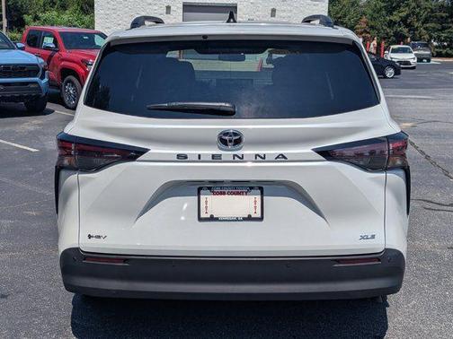 Wind Chill Pearl 2026 Toyota Sienna XLE