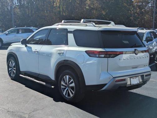 2023 Nissan Pathfinder SL 4WD