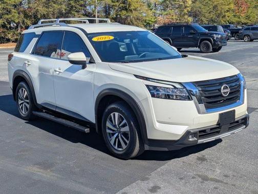2023 Nissan Pathfinder SL 4WD