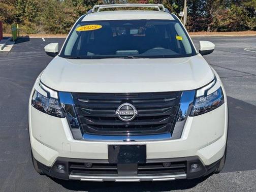 2023 Nissan Pathfinder SL 4WD