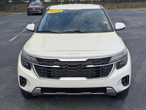 Snow White Pearl 2024 Kia Seltos LX