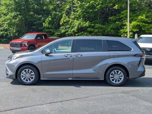 2024 Toyota Sienna XLE