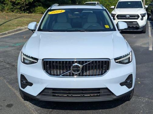 2024 Volvo XC40 B5 Plus Bright Theme