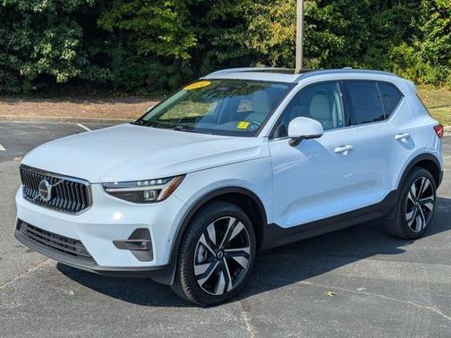 2024 Volvo XC40 B5 Plus Bright Theme