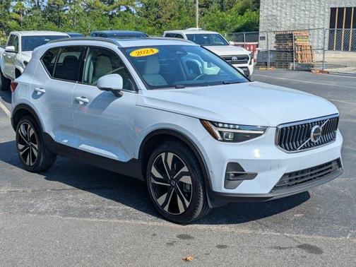 2024 Volvo XC40 B5 Plus Bright Theme