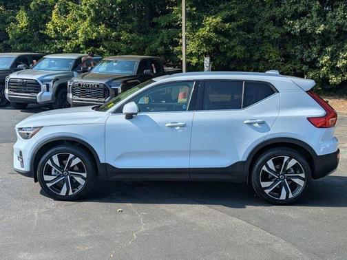 2024 Volvo XC40 B5 Plus Bright Theme