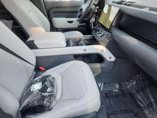 2026 Land Rover Defender P400 X-Dynamic SE