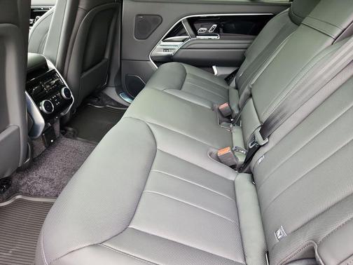 Santorini Black 2026 Land Rover Range Rover P400 SE 7 Seat