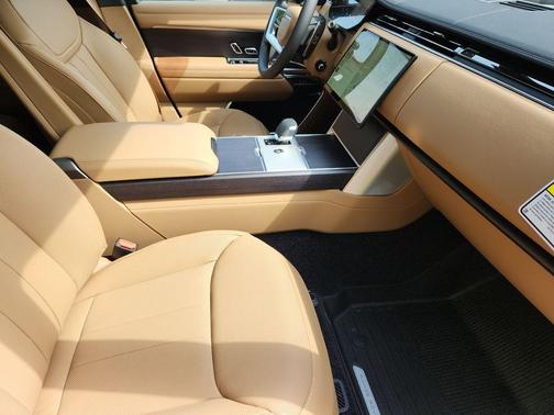 Santorini Black 2026 Land Rover Range Rover P550e SE