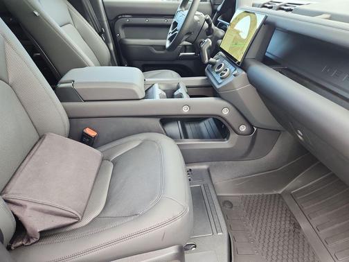 Santorini Black 2026 Land Rover Defender P400 X-Dynamic SE