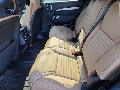 Fuji White 2026 Land Rover Discovery Tempest Edition