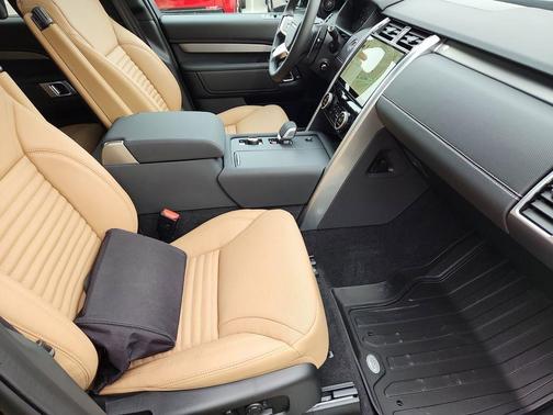 Santorini Black 2026 Land Rover Discovery Tempest Edition