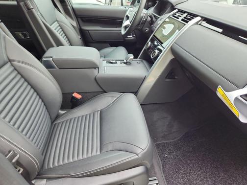 Fuji White 2025 Land Rover Discovery P300 S