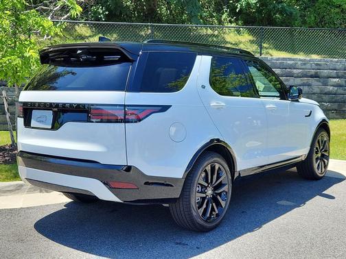 Fuji White 2026 Land Rover Discovery Dynamic SE