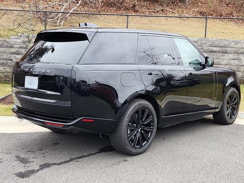 Santorini Black 2026 Land Rover Range Rover P550e SE
