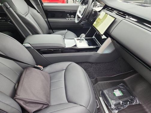 Santorini Black 2026 Land Rover Range Rover P550e SE